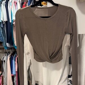 Alo Long-Sleeve Twist Front Crop Top - green size medium